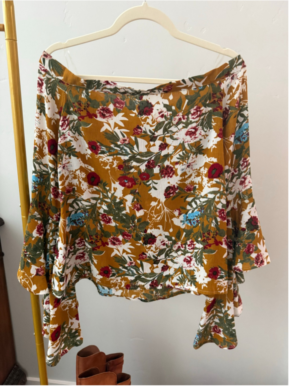 ENTRO off Shoulder Floral Blouse
ENTRO Floral Blouse